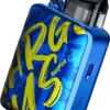 Argus P3 藍色塗鴉 - 側面視角 (白底展示) VOOPOO Argus P3 藍色塗鴉款標準白底圖,側面微視角展示機身金屬邊框厚度,以及亮起的彩色觸控螢幕 UI 介面。