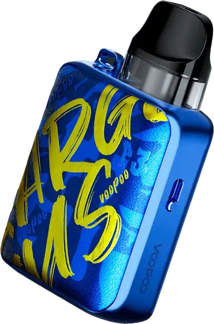 Argus P3 藍色塗鴉 - 側面視角 (白底展示) VOOPOO Argus P3 藍色塗鴉款標準白底圖,側面微視角展示機身金屬邊框厚度,以及亮起的彩色觸控螢幕 UI 介面。