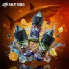 鯊克彩鯊系列 (35mg) - 紫冰/橙冰/冰紅茶 SALT SHAQ 鯊克「彩鯊系列」尼古丁鹽煙油形象主圖。展示 35mg (3.5%) 濃度包裝,包含熱銷口味:紫冰 (Purple Ice)、橙冰 (Orange Ice) 與冰紅茶 (Ice Black Tea)。背景帶有標誌性鯊魚剪影與動感水花。
