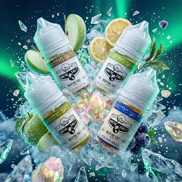 ARCTIC SALT 北極鹽煙油 - 極光美學與礦物提鮮丁鹽 北極鹽 ARCTIC SALT 尼古丁鹽煙油主圖。畫面展示 AURORA BOREALIS 極光背景與油畫風標籤瓶身,環繞著閃耀的彩色礦物晶石、冰晶碎冰、青蘋果、檸檬、藍莓與茶葉視覺。強調獨創的「礦物鹽提鮮」技術,完美結合清甜果香與醇厚茶韻,有效破解甜膩疲勞感,專為小煙設備優化。
