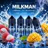 藍帽 Milkman 菸油 35mg 30ml 小煙丁鹽主圖 藍帽 Milkman 菸油 35mg 30ml 主圖,展示 Milkman Iced 系列瓶身,搭配荔枝、芒果、咖啡豆、冰塊、奶霧、水珠與藍色冰感背景