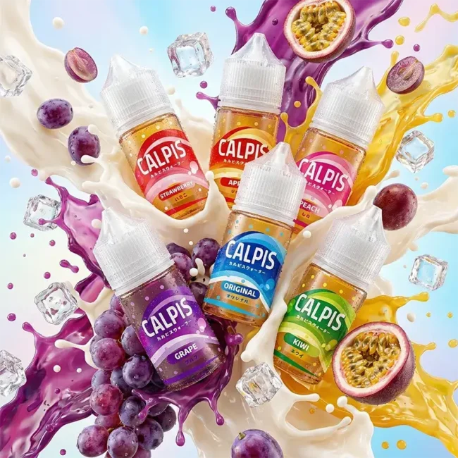 可爾必思 Calpis Show - 30mg 酸甜丁鹽菸油 (買五送一) 可爾必思 Calpis Show 30ml 尼古丁鹽煙油主圖,展示原味、百香果與葡萄 30mg 系列。畫面包含經典可爾必思乳酸飲料、飛濺的柔滑奶香煙霧與新鮮水果視覺,強調極致還原的酸甜乳酸菌風味與初戀滋味。適合小煙專用,新手友好且擊喉感滑順適中