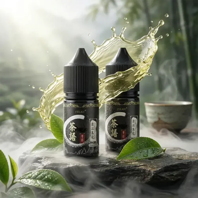 茶語煙油 (30ml/40mg) - 清心烏龍明星口味 台灣高山茶原葉萃取【茶語煙油】主圖,展示兩瓶 30ml 40mg 清江烏龍 (Qingjiang Oolong) 丁鹽茶香菸油,周圍環繞著現泡茶葉與潑濺水花。專為小煙替菸設計。