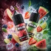 DER 美國煙油水果冰感系列主圖 DER 美國煙油 30ml 主圖,展示水果冰感風味瓶身,搭配西瓜、草莓、蘋果、藍莓、萊姆、冰塊、水花與煙霧背景