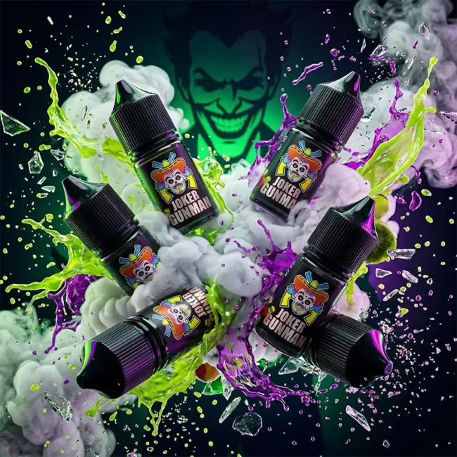 JOKER GUNMAN 小丑鹽煙油 - 經典人氣果香丁鹽 30ml JOKER GUNMAN 小丑鹽 30ml 尼古丁鹽煙油主圖。畫面上漂浮著多瓶帶有彩色骷髏小丑標籤的黑色煙油瓶,背景為標誌性的綠色邪魅小丑剪影。周圍環繞著濃郁的白色煙霧、飛濺的紫色與綠色果汁液體以及冰塊碎片,視覺強烈。強調其經典小煙專用的順滑丁鹽配方與令人難以抗拒的果香口感體驗。