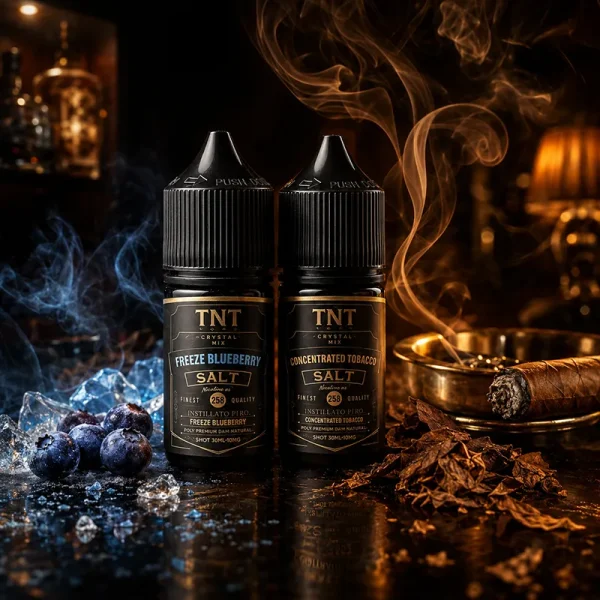 TNT 煙油煙草系列 藍莓冰與濃縮菸草主圖 TNT 煙油 30ml 主圖,展示 Freeze Blueberry 與 Concentrated Tobacco 瓶身,搭配藍莓、冰塊、菸草葉、雪茄、煙霧與復古酒吧背景